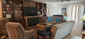 Een smart-tv, een open haard, een dvd-speler en tafelvoetbal