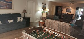 Smart TV, chimenea, reproductor de DVD y futbolito 