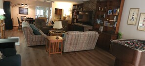 Een smart-tv, een open haard, een dvd-speler en tafelvoetbal