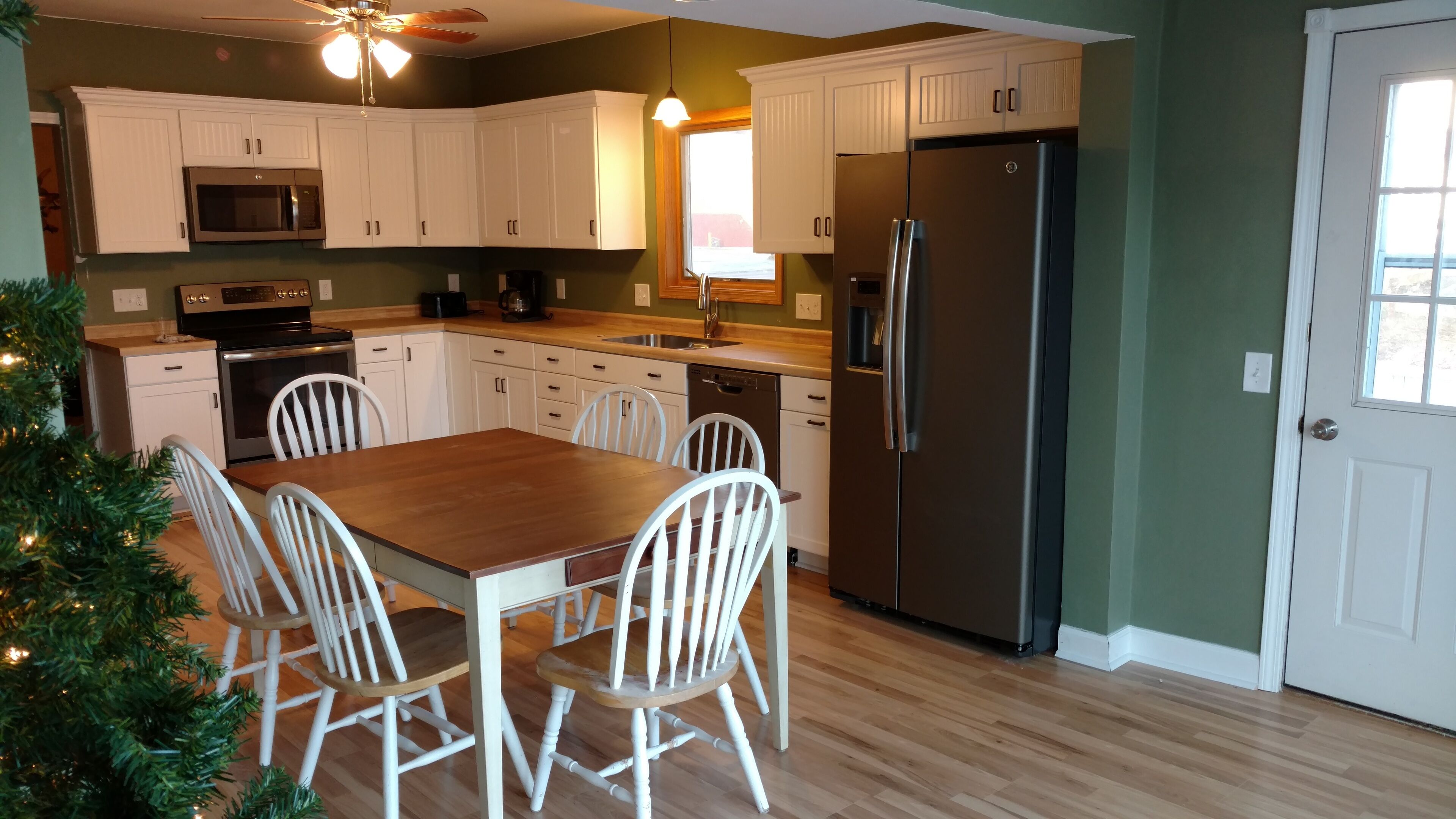  4 Bedroom Lake House With Spacious Deck To Relax And View The Lake