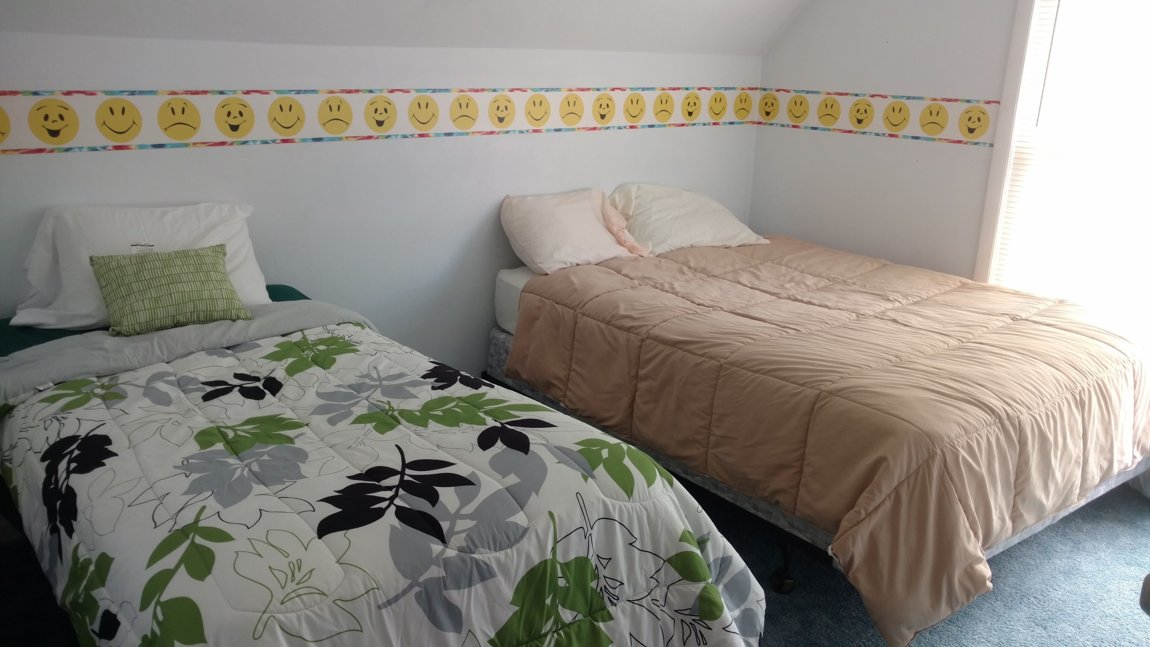  4 Bedroom Lake House With Spacious Deck To Relax And View The Lake