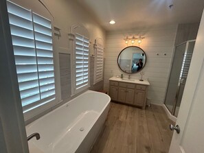 Combined shower/tub, jetted tub, hair dryer, towels