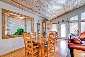 Dining - Serenity Pines (Yosemite National Park)