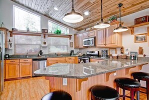 Fridge, microwave, oven, stovetop - Serenity Pines (Yosemite National Park)