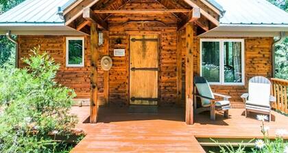 Romantic Creekside Cabin with Hot Tub