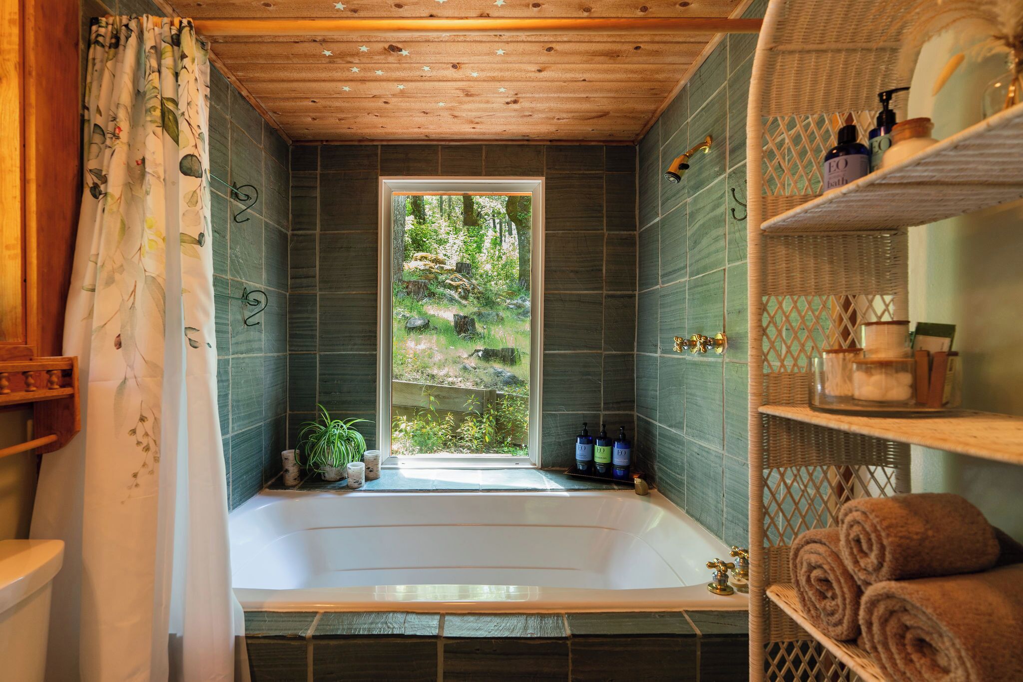 Combined shower/tub, hair dryer, towels, soap
