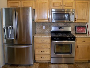 Geladeira, micro-ondas, fogão, cooktop