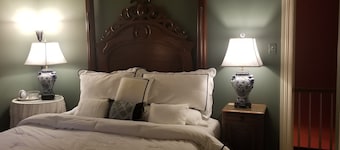 Antique Gem!! Amazing Antiques, Historic District Locale, + Coveted Free Parking