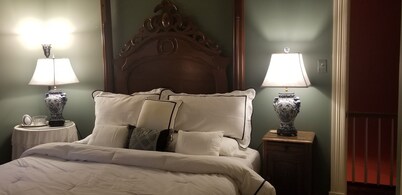 Antique Gem!! Amazing Antiques, Historic District Locale, + Coveted Free Parking