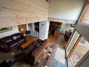 Smart TV, fireplace, DVD player, books - 2 mi from WISP & lake, outdoor hot tub, wood burning stove, luv DOGS! (McHenry)