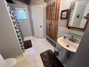 Combined shower/tub, hair dryer, towels, soap - 2 mi from WISP & lake, outdoor hot tub, wood burning stove, luv DOGS! (McHenry)