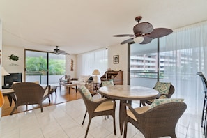 Dining - Across The Street From The Best White Sand Beach In The Area! (Kailua-Kona)