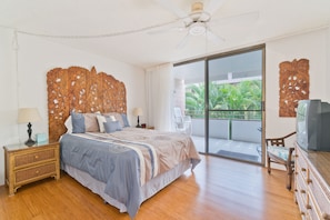 2 bedrooms, desk, iron/ironing board, travel cot - Across The Street From The Best White Sand Beach In The Area! (Kailua-Kona)