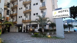 A hotel with a sign reading "HOTEL CATHEDRAL." It features a multi-story building with balconies and a paved courtyard. - Hotel Cathedral (Aparecida)