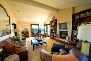 Smart TV, fireplace, DVD player, ping pong