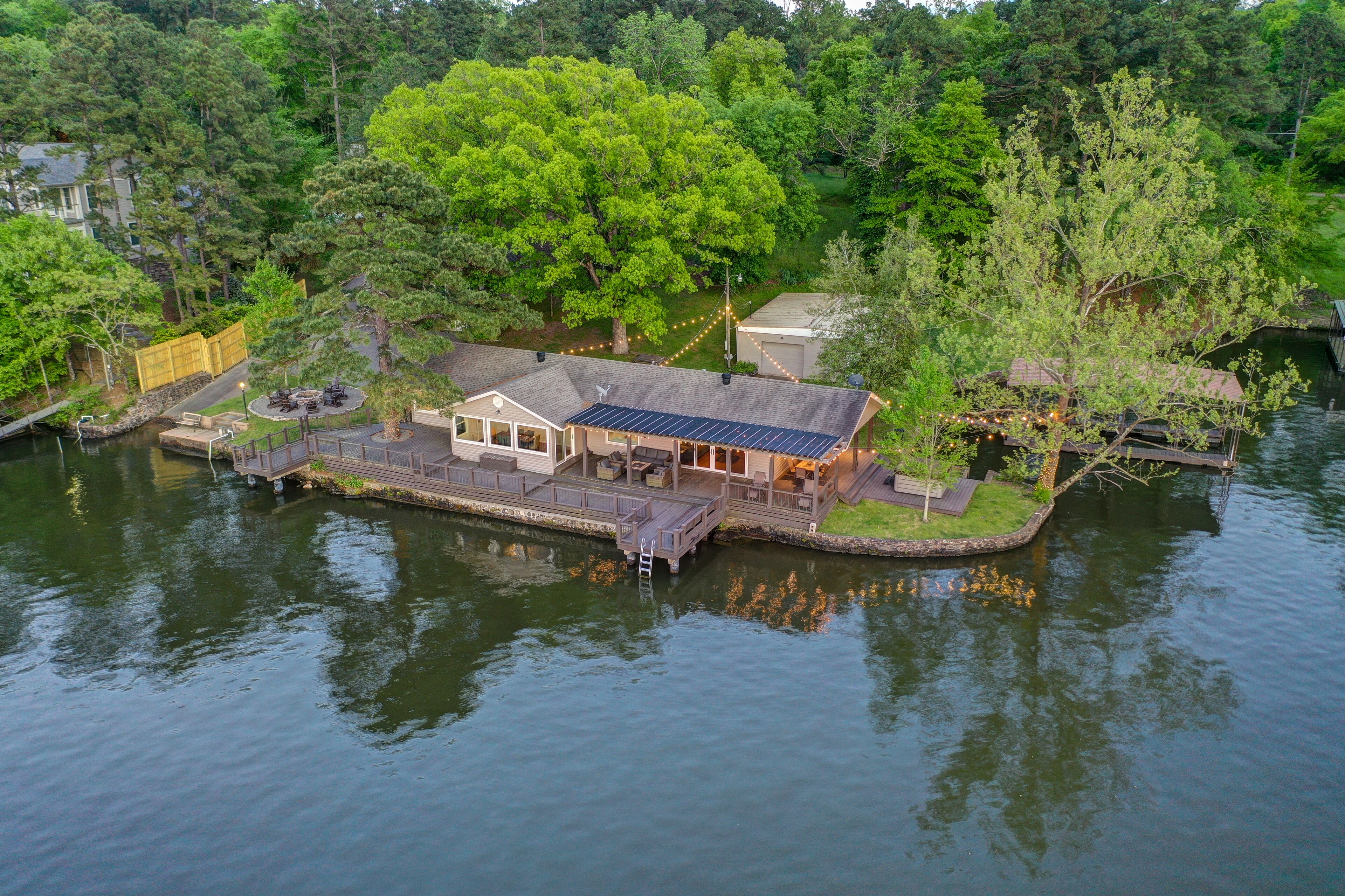 Lake Front Property/Hot Tub/Huge Deck/Game Room/Boat Ramp & Dock!