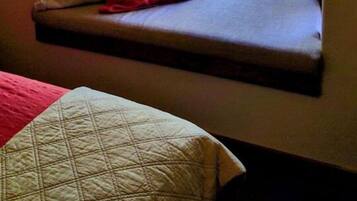 1 habitación, tabla de planchar con plancha, wifi gratis y ropa de cama
