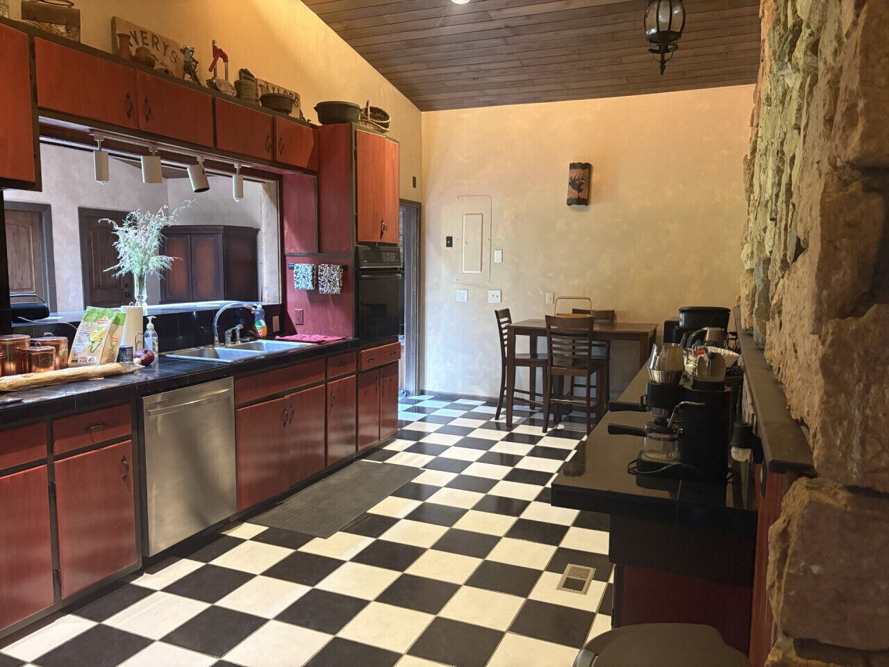 Mikrobølgeovn, kaffetrakter/tekoker, brødrister og kjøkkenutstyr