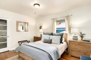 3 bedrooms, desk, iron/ironing board, free WiFi