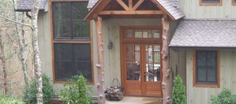 New Mountain Lodge med strøm og udsigt over Lake Glenville