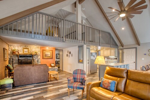 BLUE LAKE INN! SLEEPS 12 WITH CENTRAL AIR! FENCED FOR PUPS!