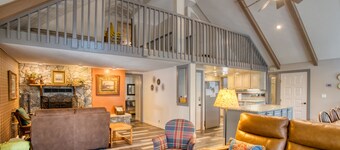 BLUE LAKE INN! SLEEPS 12 WITH CENTRAL AIR! FENCED FOR PUPS!