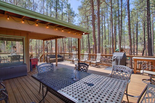 BLUE LAKE INN! SLEEPS 12 WITH CENTRAL AIR! FENCED FOR PUPS!