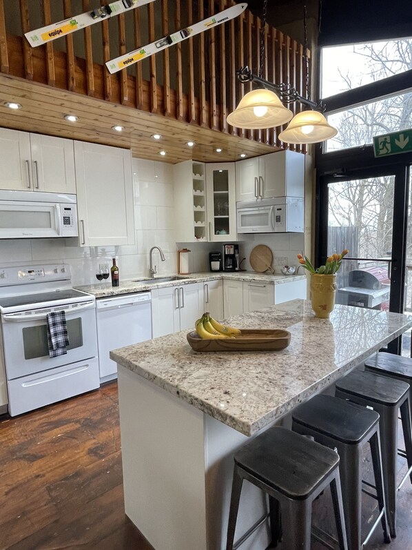 Réfrigérateur, micro-ondes, four, plaque de cuisson