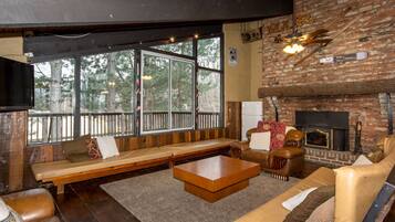 Télévision, cheminée, lecteur de DVD, table de tennis de table