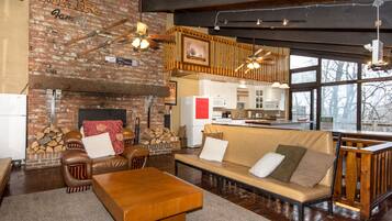 TV, caminetto, lettore DVD, tavolo da ping pong