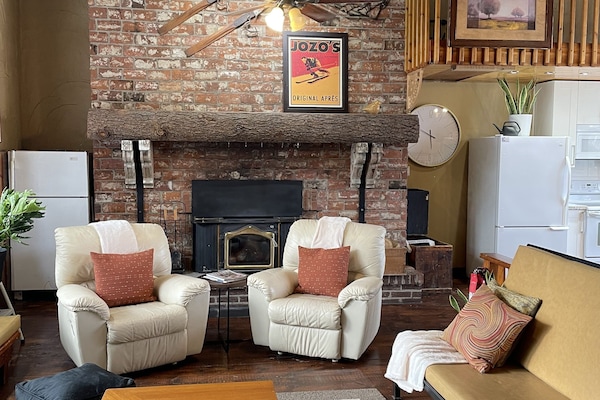 Televisión, chimenea, reproductor de DVD, mesa de ping pong