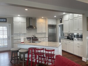 Jääkaappi, mikroaaltouuni, uuni, liesi