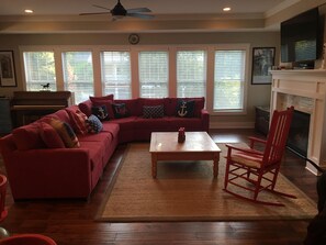 Een smart-tv, een open haard, een dvd-speler en boeken