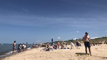 Ligstoelen aan het strand, strandlakens
