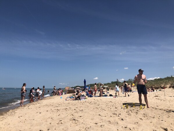 Aurinkotuoleja, rantapyyhkeitä