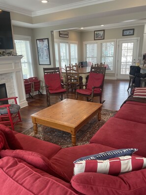 Een smart-tv, een open haard, een dvd-speler en boeken