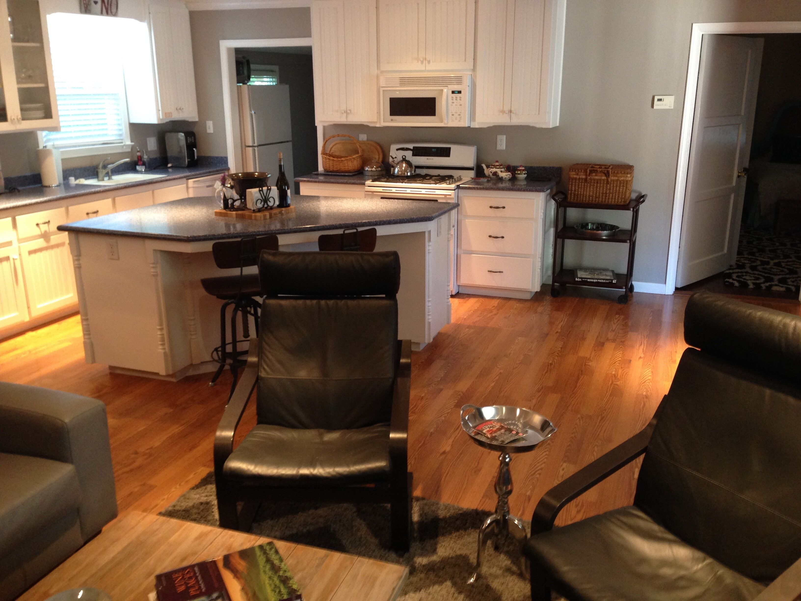 Unwind W/ A Bottle Of Wine At 8th And Vine.  Just 4 Blocks To Downtown Paso!