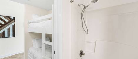 أحواض استحمام، مجففات شعر، مناشف