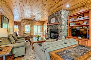 Smart TV, chimenea, tenis de mesa y libros 