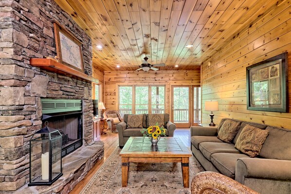 Smart TV, fireplace, ping pong, books