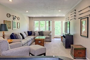 Smart TV, fireplace, ping pong, books