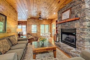 Smart TV, fireplace, ping pong, books