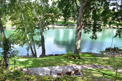 Water Front Cottage- Private-Guest Haus with Hot Tub