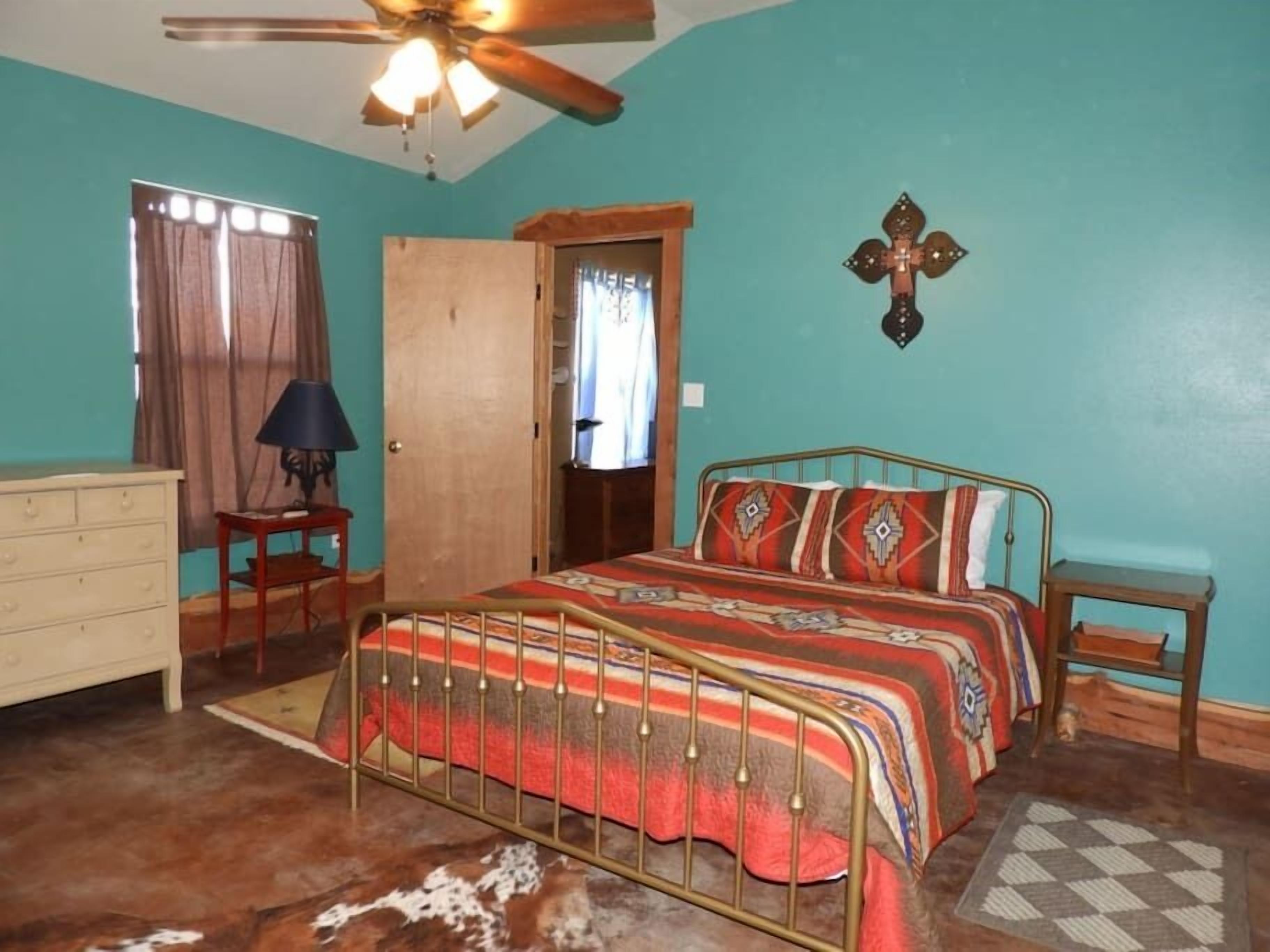 3 bedrooms, desk, WiFi