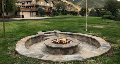 Ranch Cabin Mountain Views, Tennis Court, Fire Pit, Hot Tub, Family Reunions