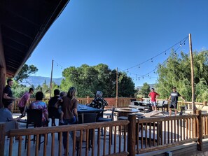 Outdoor dining - Ranch Cabin Mountain Views, Tennis Court, Fire Pit, Hot Tub, Family Reunions (Heber City)