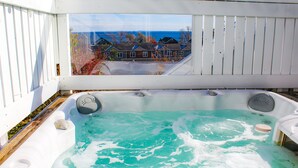 Ein Whirlpool mit Blick auf Häuser und den Ozean.