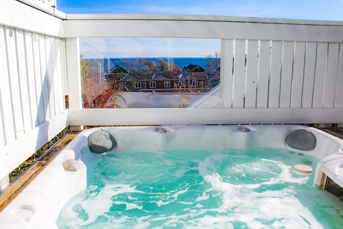 Year-round hot tub with Lake Superior views
