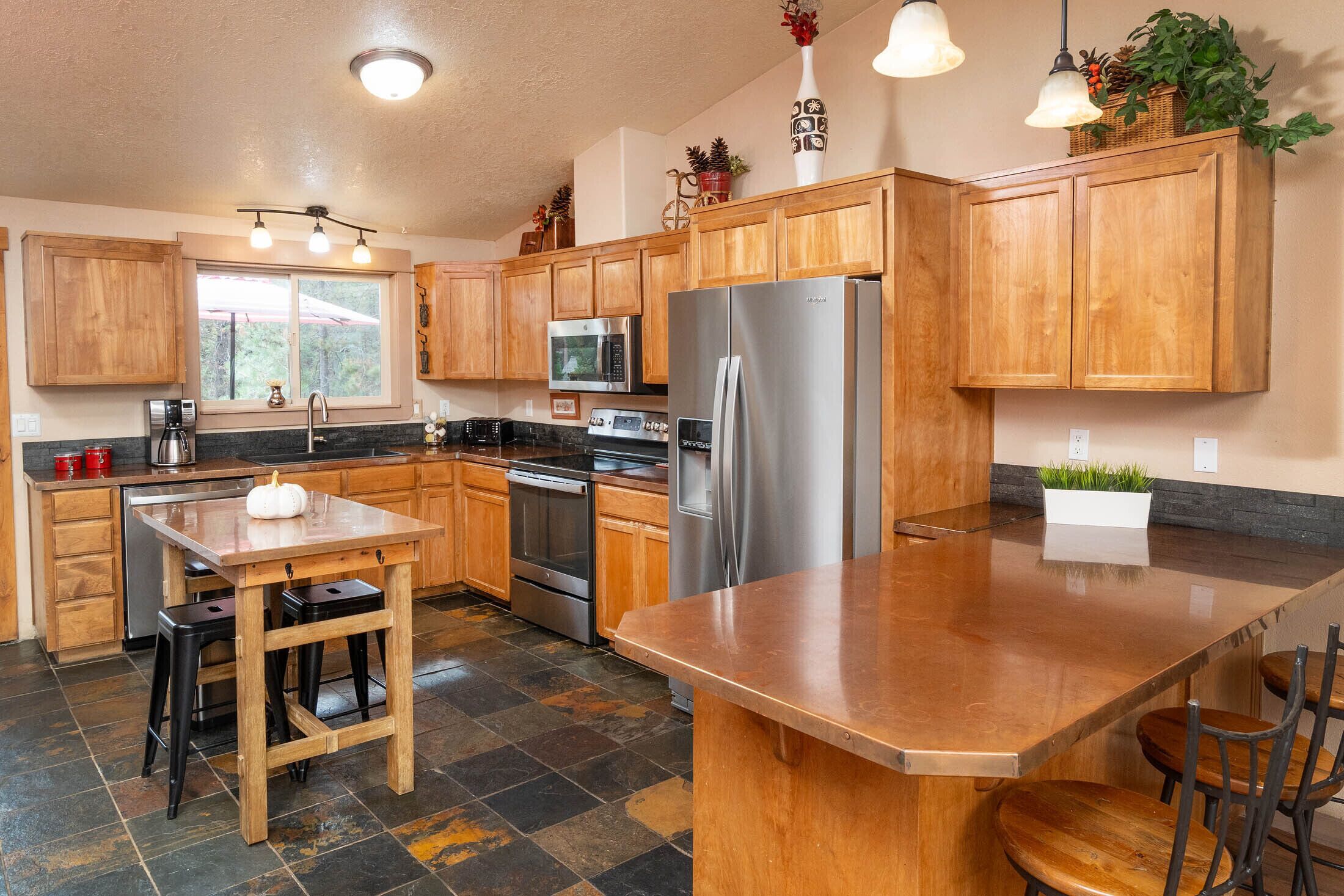 3,200 Square Foot Home / Hot Tub / Fully Fenced in Yard / Pet Friendly / Firepit