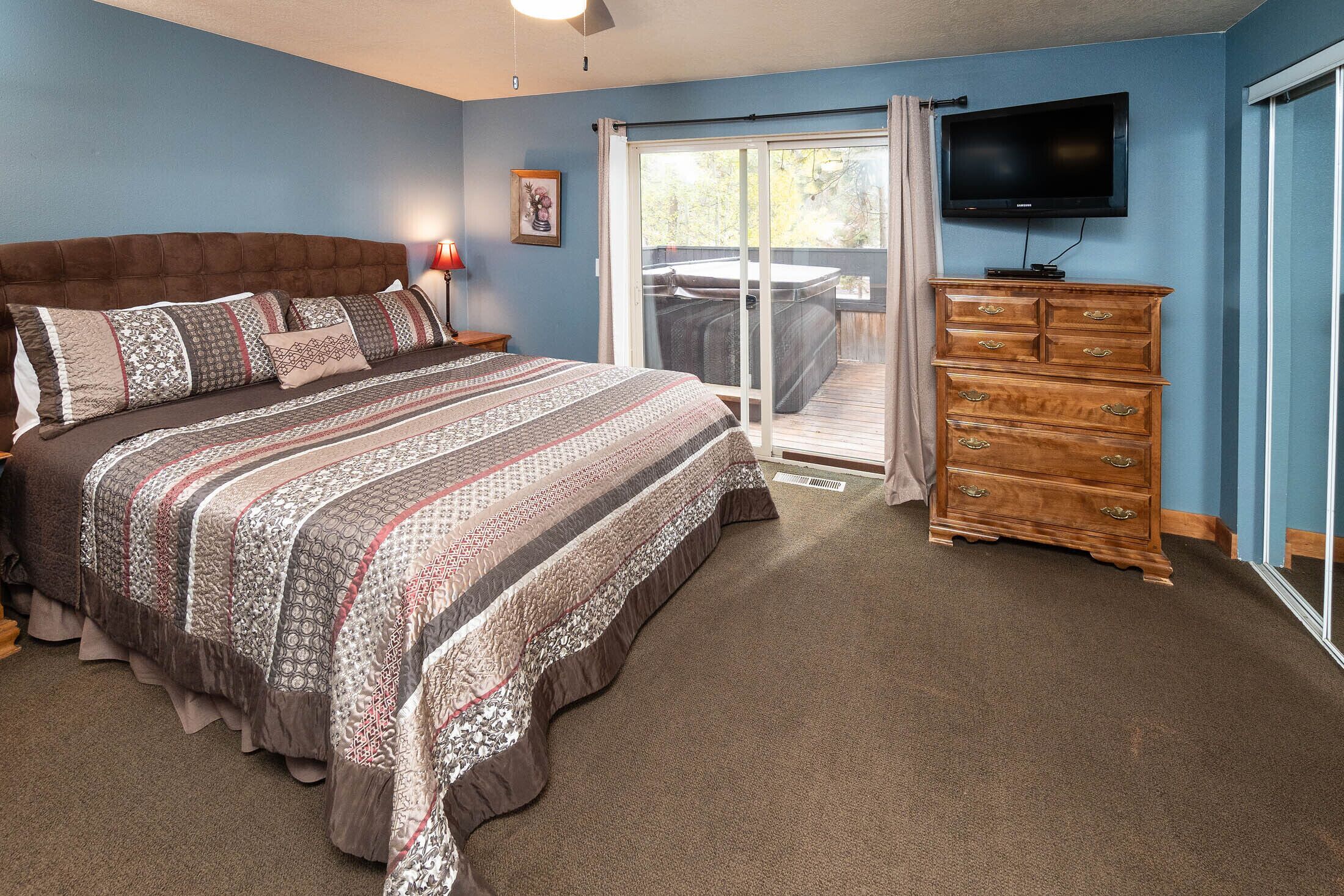 3,200 Square Foot Home / Hot Tub / Fully Fenced in Yard / Pet Friendly / Firepit